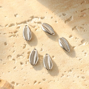 Set van 5 roestvrijstalen schelphangers voor DIY-sieraden op een stenen achtergrond