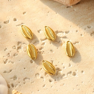 Vijf gouden 304 roestvrijstalen schelphangers op steen voor DIY-sieraden maken