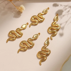 Pendentifs serpent dorés avec texture d'écailles et rainure pour sertissage de pierres