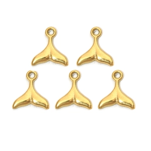 Vue de cinq pendentifs en queue de baleine en acier inoxydable doré pour bijoux DIY