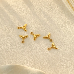Cinq pendentifs queue de baleine dorés en acier inoxydable pour bijoux de plage