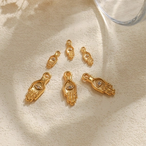Ciondoli Mano di Fatima placcati oro 18K in due dimensioni con zircone e ombre naturali