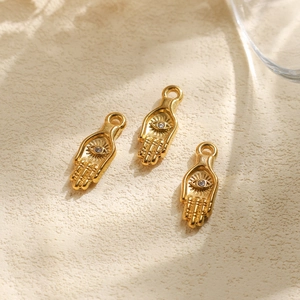 Ciondoli Mano di Fatima in acciaio inossidabile placcato oro 18K con zirconi incastonati