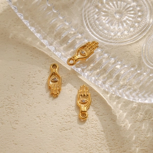Set di tre ciondoli Mano di Fatima placcati in oro 18K con zirconi per creazione di gioielli