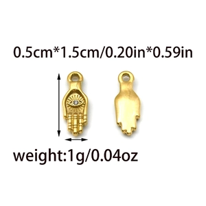Dettaglio del ciondolo Mano di Fatima oro 18K con zircone e misura altezza 1,5 cm