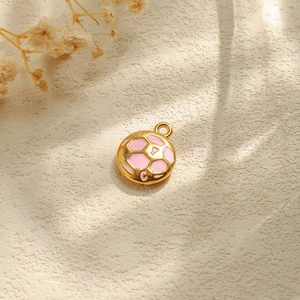 Detail eines Fußball-Anhängers aus 304 Edelstahl mit rosa Emaille und Gold-Beschichtung