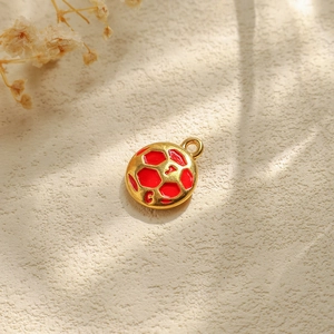 Nahaufnahme von 304 Edelstahl Fußball-Anhänger mit roter Emaille und goldener Beschichtung