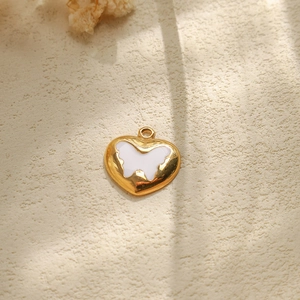 Herzanhänger aus 304 Edelstahl in Gold mit weißem Emaille-Schmetterling-Motiv