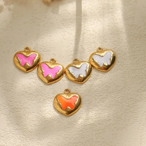 Goldfarbene Herzanhänger mit buntem Schmetterling-Emaille für DIY Schmuckherstellung