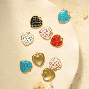 304 stainless steel heart pendants with colorful scale texture and gold edges