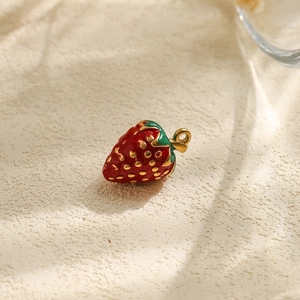 Makrofoto von 304 Edelstahl Erdbeer Anhänger mit roter Emaille und Golddetails