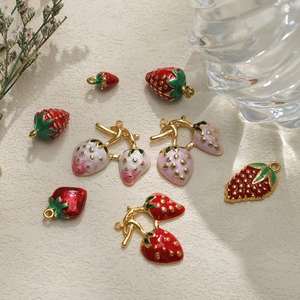 Detailansicht der 304 Edelstahl Erdbeere-Anhänger mit rosa Emaille für DIY-Schmuck
