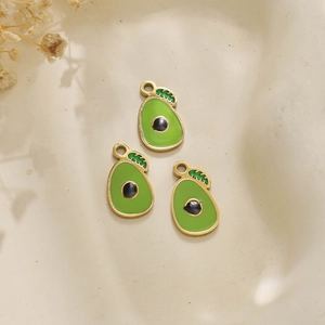 Detailweergave van drie 304 roestvrijstalen avocado-bedels op een crèmekleurig dienblad