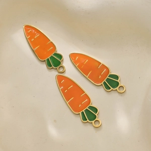 Detailopname van 304 roestvrijstalen wortelvormige emaille bedeltjes voor DIY-sieraden maken