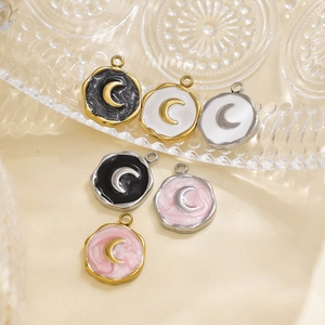 Vue détaillée de pendentifs lune en acier 304 émaillé en six couleurs pour bijoux DIY