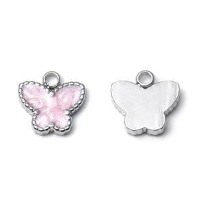 Makroaufnahme von Schmetterlingsanhänger mit rosa Glitzer-Emaille und silberner Rückseite