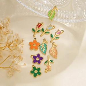 Detailaufnahme von 304 Edelstahl Emaille Blumen- und Blattanhängern für DIY-Schmuck
