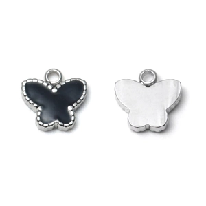 Detailansicht eines 304 Edelstahl Schmetterling-Anhängers mit schwarzer Emaille-Füllung