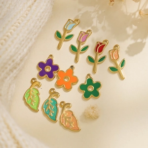 304 Edelstahl Blumenanhänger mit bunten Emaille-Tulpen und Blatt-Charms für DIY-Schmucksets