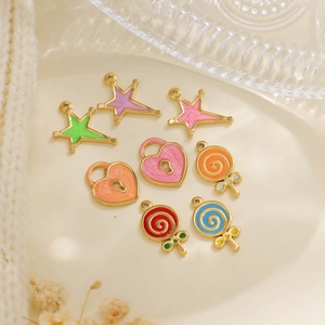 Kleurrijke emaille lolly en hart hangers voor DIY sieraden op witte stof