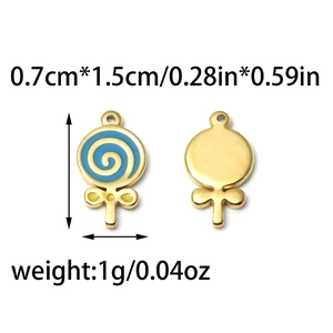 Detailweergave van beide zijden van de gouden lolly-hangers met blauw email en gele strik