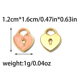 Detail van hartvormige slot-hangers van 1,2 cm in roze emaille en goud met afmetingen