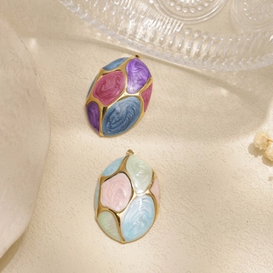 Détail de pendentifs ovales en acier inoxydable 304 avec motifs en émail coloré