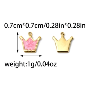 Macrodetail van kroonhangers van 0,7 cm in goud en roze emaille voor DIY-sieraden