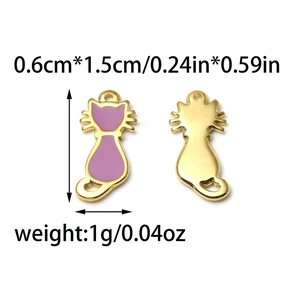 Detail van paarse emaille kattenhanger met afmetingen en gepolijste goudstalen achterkant