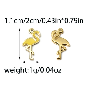 Macro detail van flamingo hangers met 20mm hoogte en gele emaille afwerking