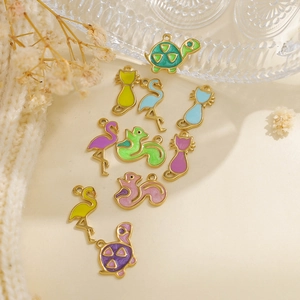 Detailweergave van kleurrijke emaille dierenbedeltjes met gouden randen voor DIY-sieraden