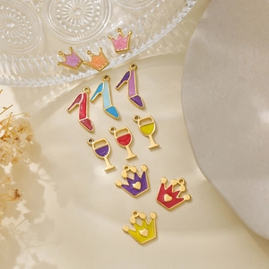 Macro-opname van kleurrijke emaille bedeltjes in kroonvorm voor DIY-sieraden