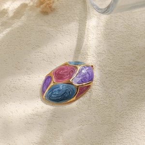 Vue détaillée d'un pendentif ovale en acier inoxydable avec émail coloré et motifs tourbillons
