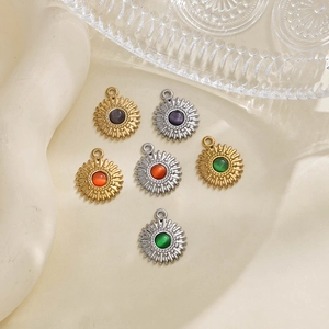 Makro-Detail von Sonnenblumen-Anhängern mit Opalsteinen für DIY-Schmuck