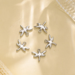Makro-Detail von fünf silberfarbenen Libellenanhängern aus Edelstahl für DIY-Schmuck