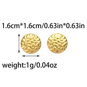 Nahaufnahme von 1,6cm runden, gehämmerten Edelstahl-Anhängern in Gold für DIY-Ohrringe