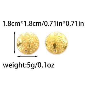 Detailansicht der 1,8cm goldenen Edelstahl-Blumenanhänger für die Schmuckherstellung
