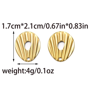 Detail eines goldenen Edelstahl-Ovals mit Wellenstruktur und Größe von 1,7x2,1 cm