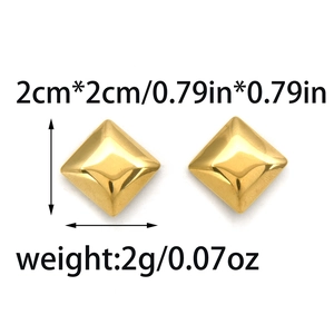 Makro-Detail quadratischer goldener Edelstahl-Ohrstecker mit Größen- und Gewichtsangaben