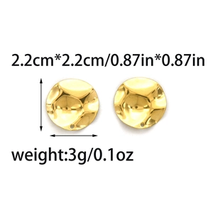 Makroansicht der 2,2 cm runden goldenen 304 Edelstahl-Ohrringkomponente mit Hammerschlagstruktur