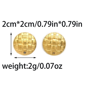 Makro-Detail eines 2cm goldenen Netzstruktur-Ohrringverbinders für DIY-Schmuckherstellung