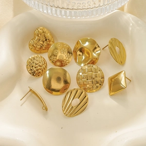 Makroansicht verschiedener vergoldeter Edelstahl-Ohrringanhänger mit Geometrie-Muster