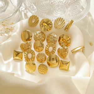 Goldene 304 Edelstahl Ohrring-Anhänger mit floralem Muster in einer Keramikschale