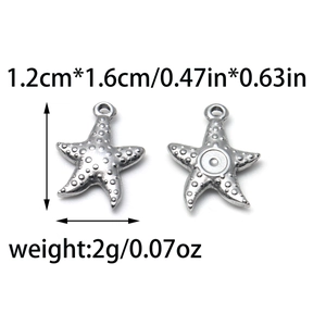 Detalle macro de los colgantes de estrella de mar en acero inoxidable 304 con medidas