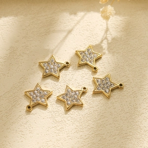 Primer plano de cinco colgantes de estrellas doradas con diamantes de imitación blancos