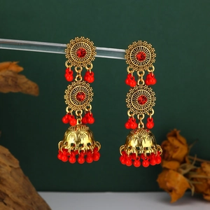 Orecchini Jhumka dorati in stile indiano con perline rosse e pendenti a forma di gabbia