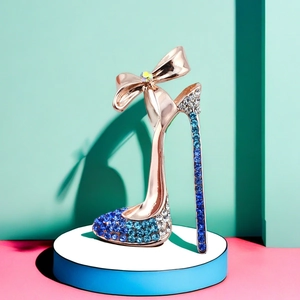 Eleganter Stöckelschuh-Brosche in Roségold mit funkelnden blauen und weißen Kristallen