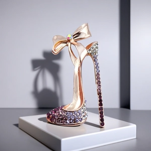 Eleganter roségoldener High-Heel-Brosche mit lila Strasssteinen und Kristallschleife