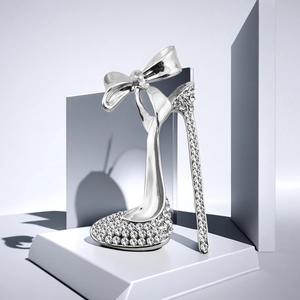 Makro-Detail einer High-Heel-Brosche mit funkelnden Strasssteinen und feiner Schleife