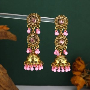 Dettagli di orecchini Jhumka indiani con strass rosa e perle a campana d'oro
